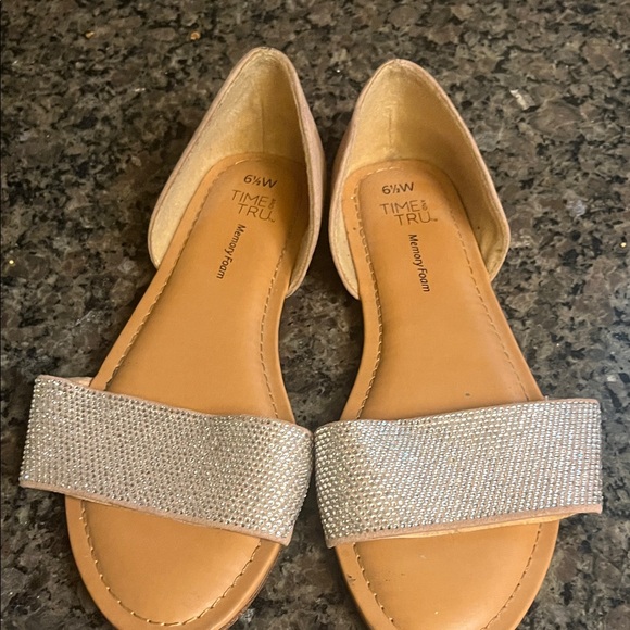 Time and Tru Women's Tan Sandals with Glittering Silver Straps 6.5W - Picture 1 of 6